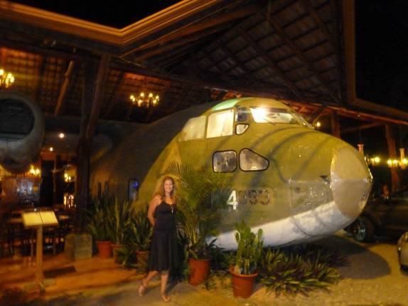 Restaurante em antigo avião militar destinado aos Contras, da Nicarágua, em Manuel Antonio, no litoral da Costa Rica